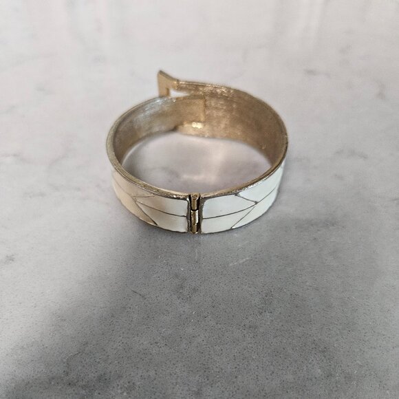 CREAM ENAMEL TURTLE PENDANT ON 23" LONG GOLD CHAIN WITH MATCHING CREAM BRACELET - Picture 13 of 16